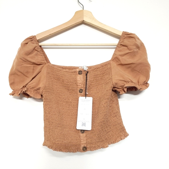 Love Tree Tops - NWT Love Tree crop top with button-up design and puff sleeves. Size medium.